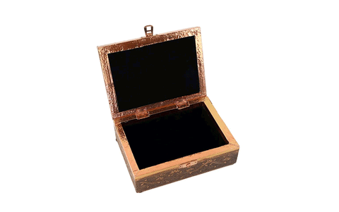 Kaste OM vara krāsā